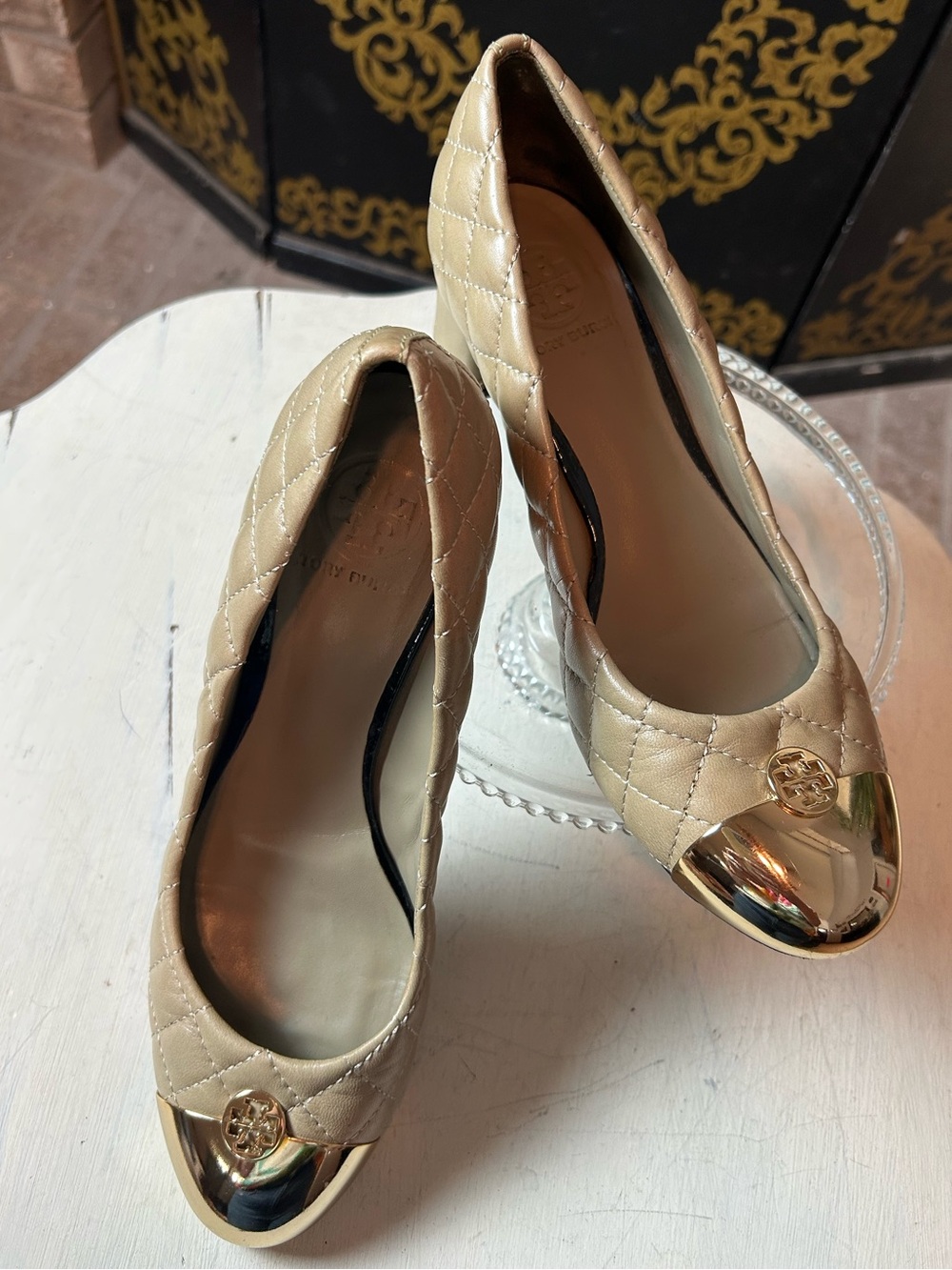 Tory Burch Beige Quilted Leather Pumps Gold Metallic Cap Toe 7.5 M / 1.75” Heel
